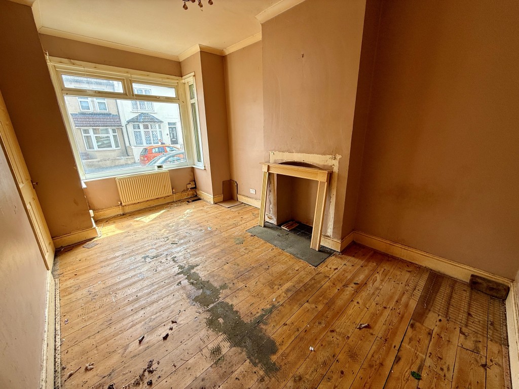 Lot: 140 - DOUBLE FRONTED HOUSE IN NEED OF REFURBISHMENT - Living room